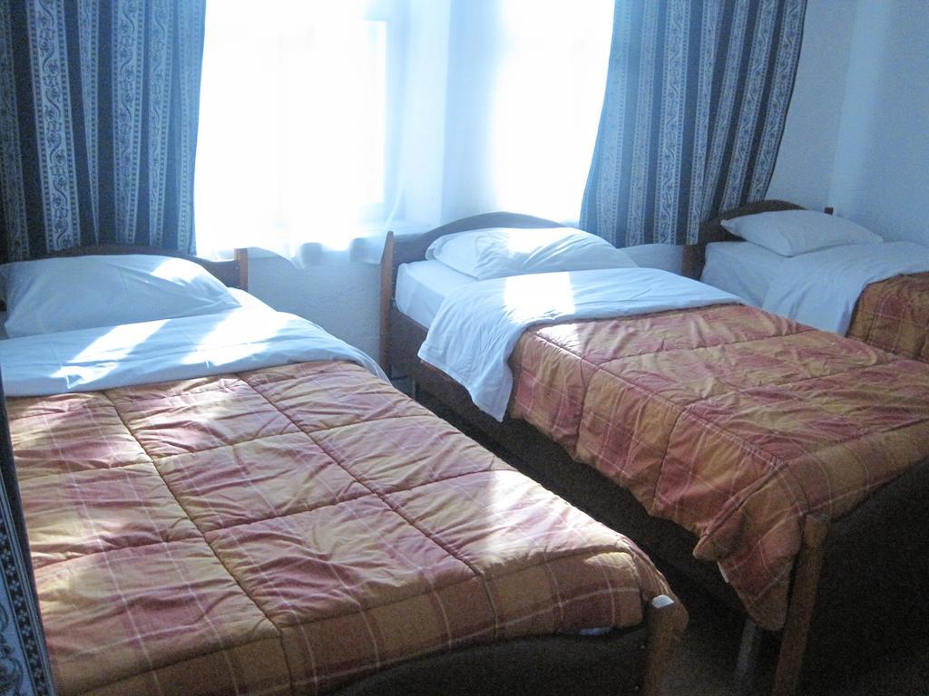 Basic Triple Room with Shared Bathroom